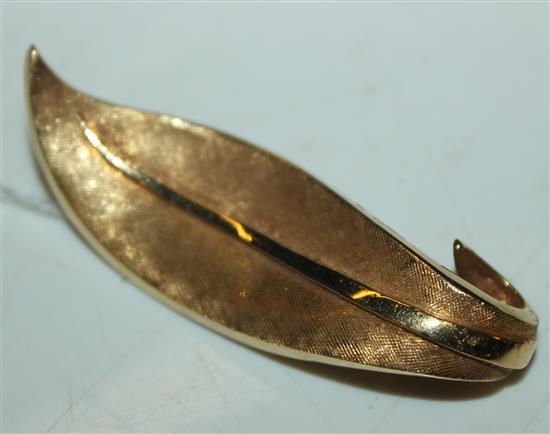 A 1960s textured 18ct gold leaf brooch, 2in.